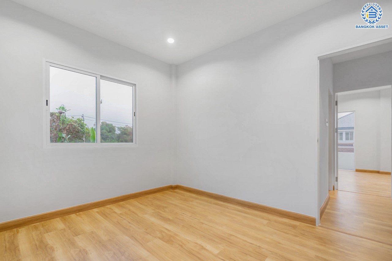 บ้านมือสองตกแต่งใหม่ ม.ชวนชื่นโมดัส ราชพฤกษ์-ท่าอิฐ หลังมุม มีพื้นที่สนามหญ้าด้านข้าง เนื้อที่ 55.6 ตร.ว. ฟังก์ชัน 3 ห้องนอน 2 ห้องน้ำ 2 ที่จอดรถ บนทำเลศักยภาพ เชื่อมต่อถนนรัตนาธิเบศร์ และถนนราชพฤกษ์ ทำเลใจกลาง 2 เซ็นทรัล ใกล้รถไฟฟ้า "สถานีบางรักน้อยท่าอิฐ" เพียง 10 นาที